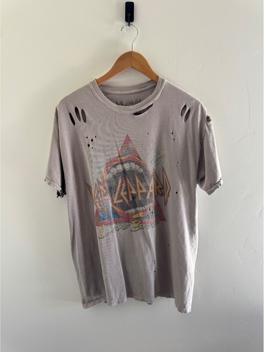 Goody Two Sleeves Def Leppard Distressed Graphic Band Tee M/L